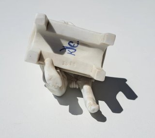 Porcelana Karl Ens Volkstedt - Niño vistiéndose