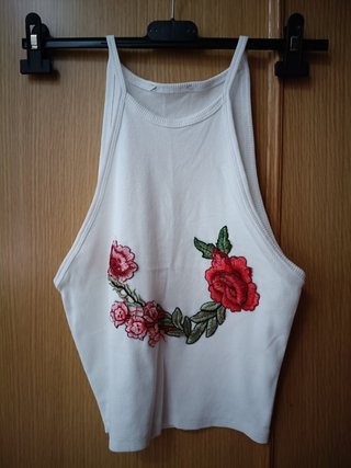 Top blanco con flores bordadas