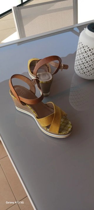 Sandalias de señora amarillas y marrones