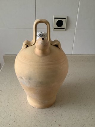 Botijo de barro clásico