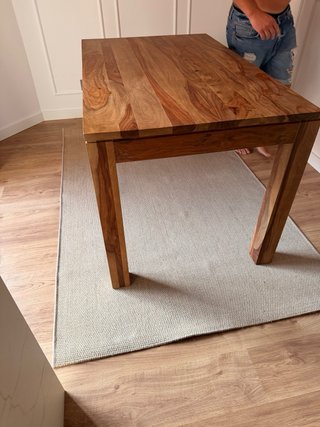 Alfombra gris y marrón de tela