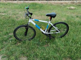 Bicicleta de montaña blanca y azul