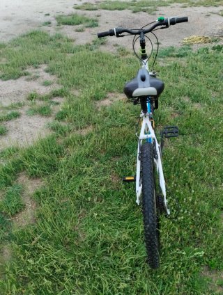 Bicicleta de montaña blanca y azul