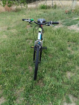 Bicicleta de montaña blanca y azul