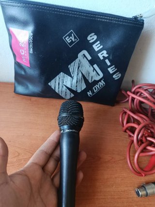 2 Microfoni Electro Voice MC200 & Shure SM58