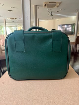 Maleta vintage verde con llaves