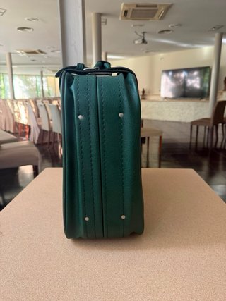 Maleta vintage verde con llaves