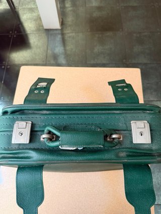 Maleta vintage verde con llaves