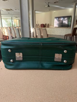 Maleta vintage verde con llaves