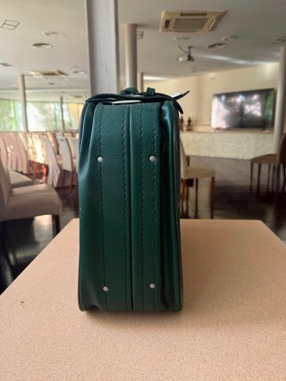 Maleta vintage verde con llaves