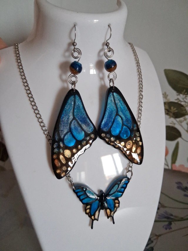 Conjunto collar y pendientes mariposa
