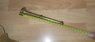 Mortero de madera y latón