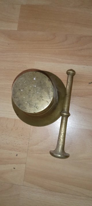 Mortero de madera y latón