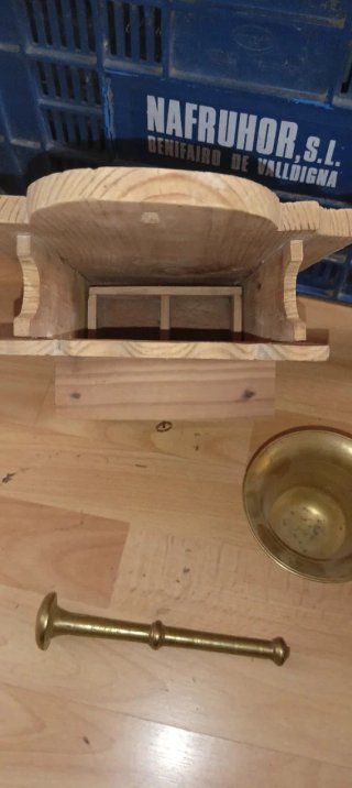 Mortero de madera y latón