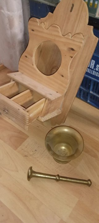 Mortero de madera y latón