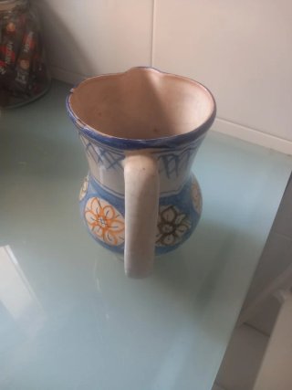 Jarra cerámica antigua pintada a mano