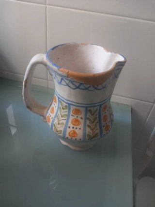 Jarra cerámica antigua pintada a mano