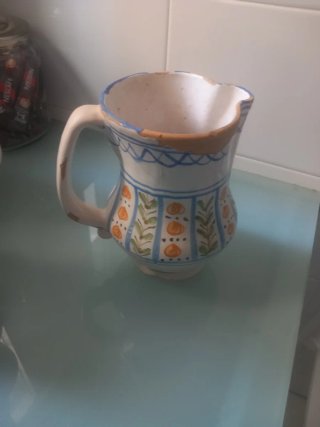 Jarra cerámica antigua pintada a mano