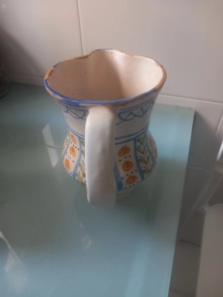 Jarra cerámica antigua pintada a mano