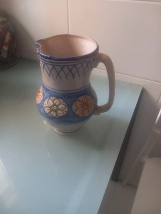 Jarra cerámica antigua pintada a mano
