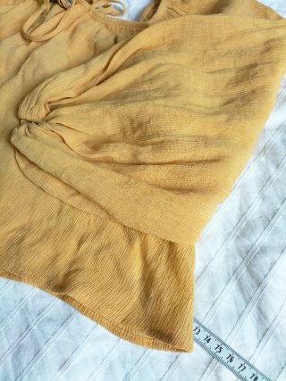 Top Bershka mostaza manga larga talla M