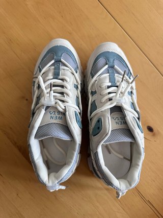 Zapatillas deportivas blancas y azul