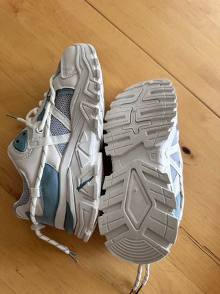 Zapatillas deportivas blancas y azul
