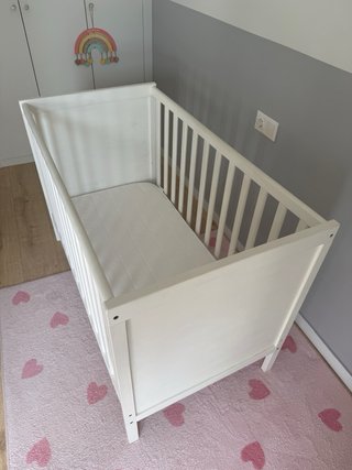 Cuna blanca para bebé.