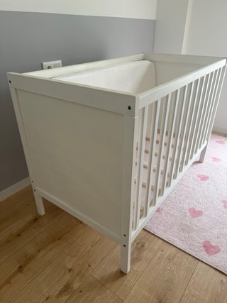 Cuna blanca para bebé.