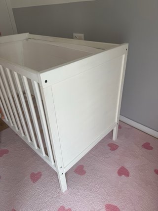Cuna blanca para bebé.