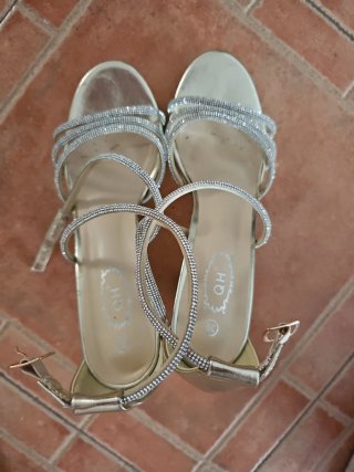 Sandalias doradas tacón alto fiesta brillantes