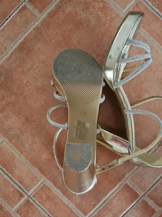 Sandalias doradas tacón alto fiesta brillantes