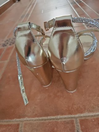 Sandalias doradas tacón alto fiesta brillantes