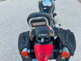 Moto Custom Kymco Negra y Plateada