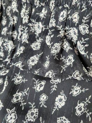 Falda Mango floral negra y blanca