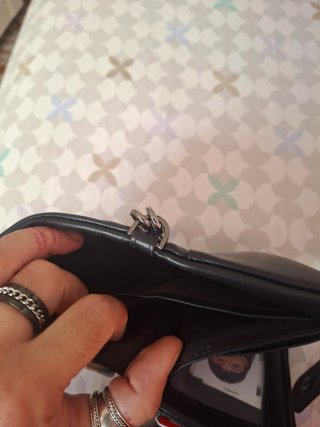 Cartera de cuero con cadena