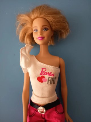 Muñeca Barbie con top y pantalón rosa