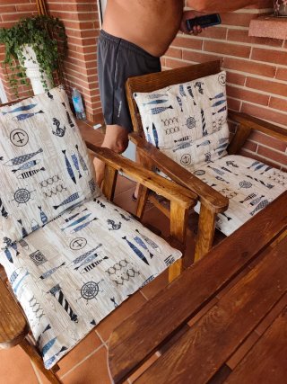 Tavolo da giardino con divano e 2 poltrone in legno e cuscini