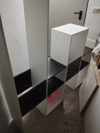 Estanterías de madera blancas y negras
