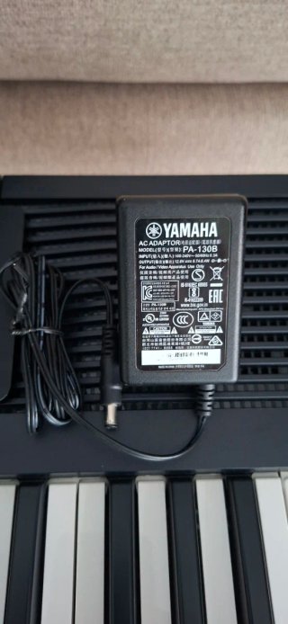 Teclado Yamaha PSR E-283 con soporte y funda