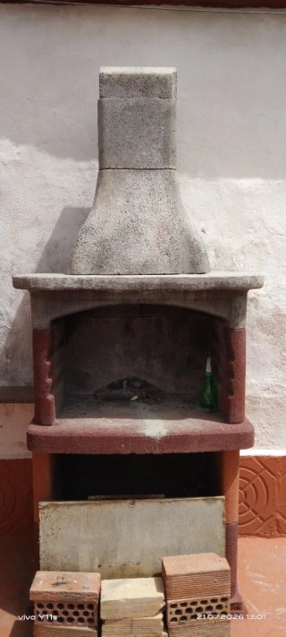 Barbacoa de piedra y terracota