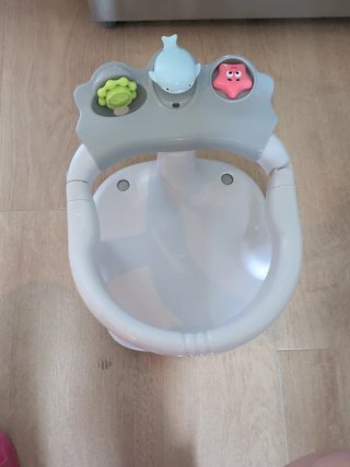 Asiento de baño para bebé con juguetes