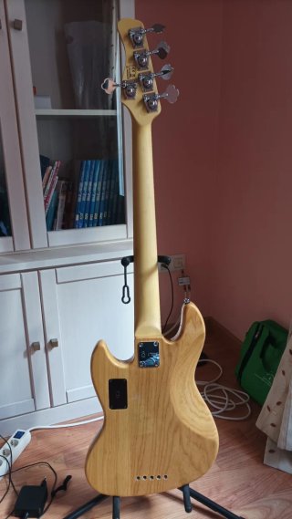 Bajo Eléctrico Marcus Miller V7 Swamp Ash-5 NT