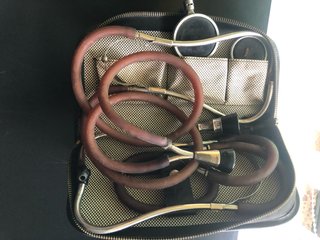 Fonendoscopio Antiguo con estuche y piezas varias