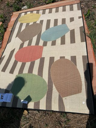 Alfombra de tela con diseño geométrico