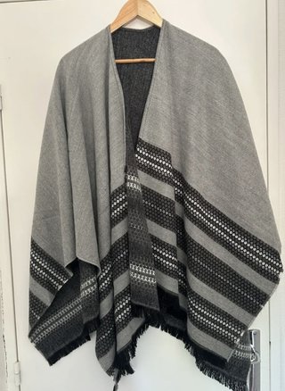 Poncho gris con diseño geométrico
