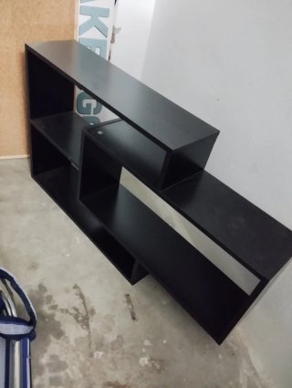 Estantería negra de madera