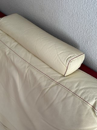 Divano in pelle beige e rosso