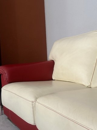 Divano in pelle beige e rosso