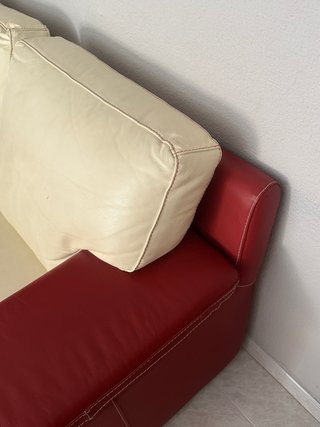 Divano in pelle beige e rosso